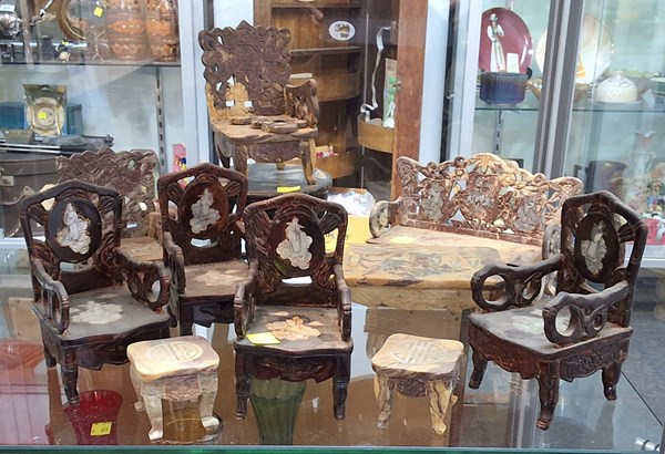 Lot 1486 - A COLLECTION OF MINIATURE FURNITURE