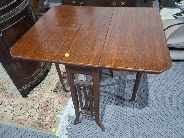 Lot 89 - TABLE