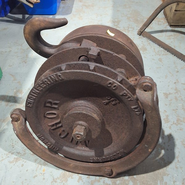 Lot 239 - CHAIN LIFT