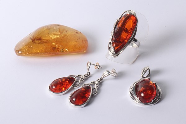 Lot 1041 - JEWELLERY