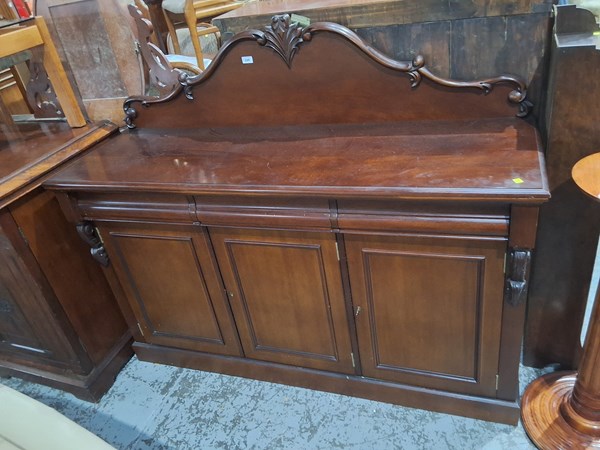 Lot 229 - SIDEBOARD