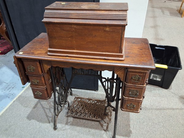 Lot 47 - SEWING MACHINE