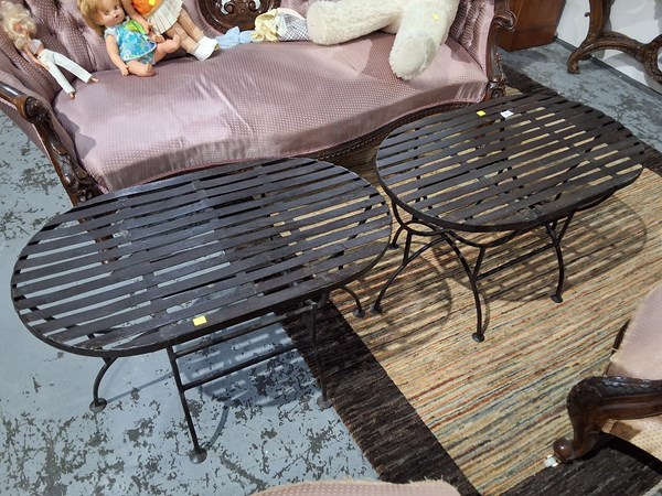 Lot 17 - TABLES