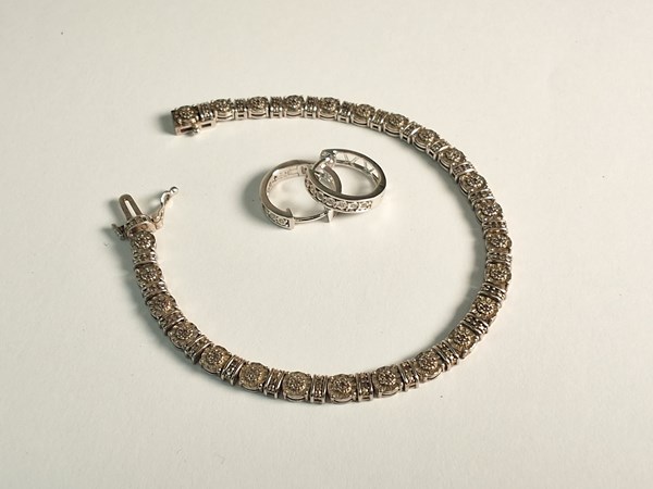 Lot 1013 - JEWELLERY SUITE
