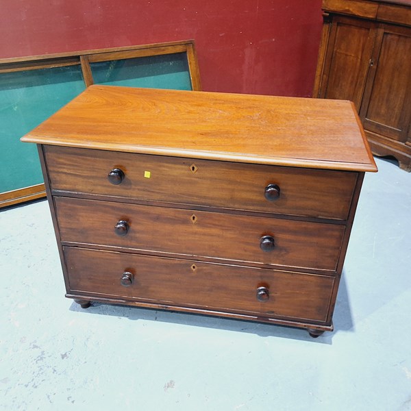Lot 113 - CHEST OF DRAWERS