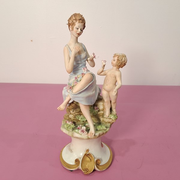 Lot 1185 - CAPPODIMONTE FIGURE GROUP