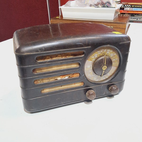 Lot 1215 - BAKELITE RADIO