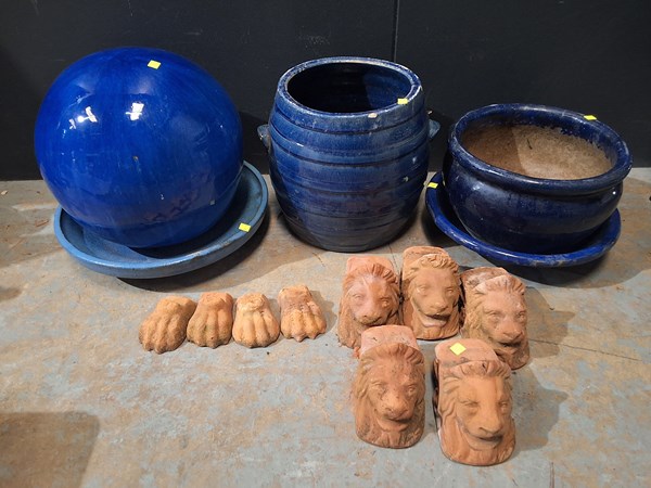 Lot 307 - GARDEN POTS & DECOR