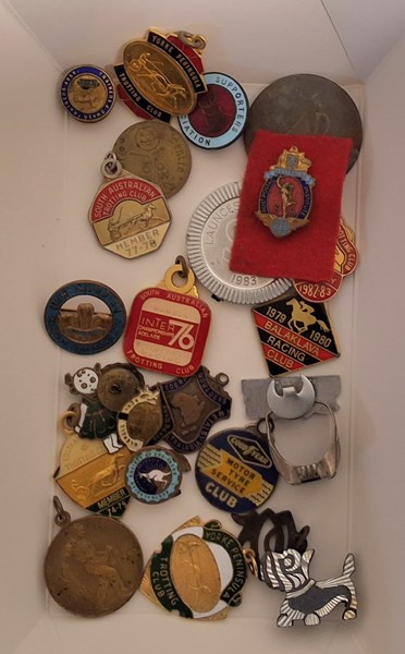 Lot 1251 - BADGES & TOKENS