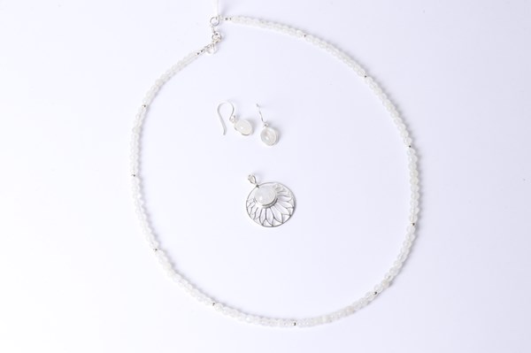 Lot 1002 - JEWELLERY SUITE