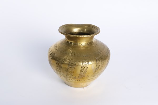 Lot 32 - BRASS POT