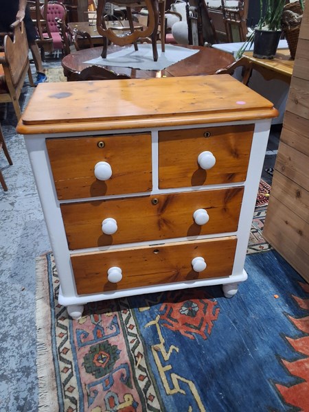 Lot 165 - CHEST OF DRAWERS