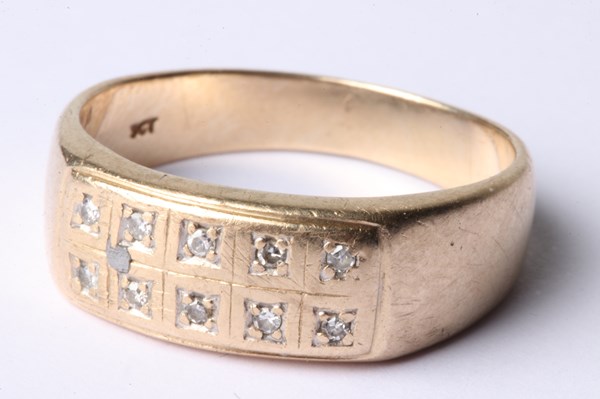 Lot 1005 - GOLD RING