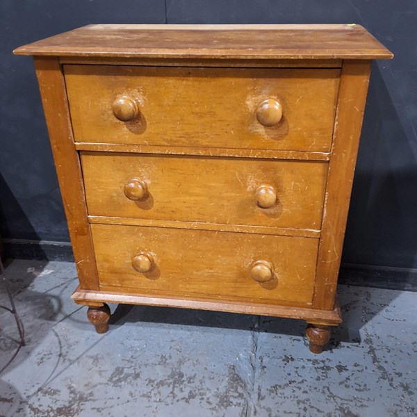 Lot 213 - CHEST OF DRAWERS