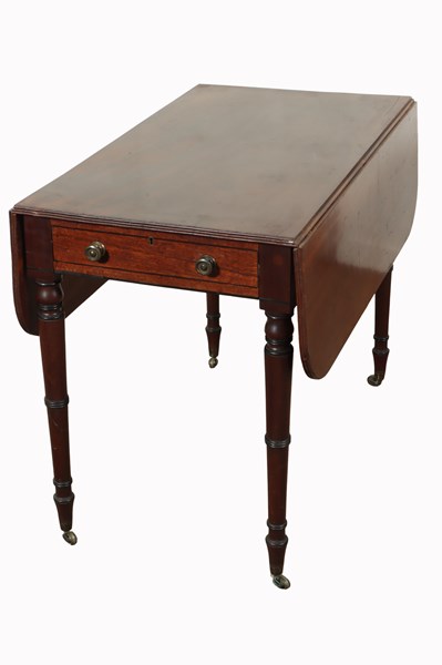 Lot 8 - GEORGIAN PEMBROKE TABLE