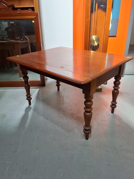 Lot 277 - KITCHEN TABLE