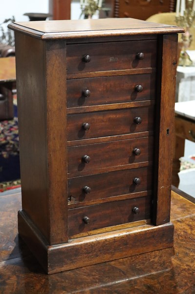 Lot 16 - APPRENTICE WELLINGTON CHEST