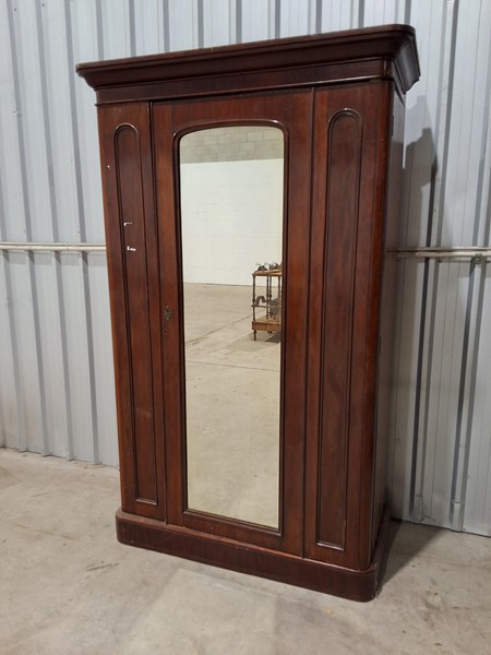Lot 34 - WARDROBE