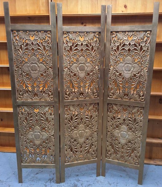 Lot 41 - DRESSING SCREEN