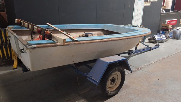 Lot 394 - FIBREGLASS BOAT