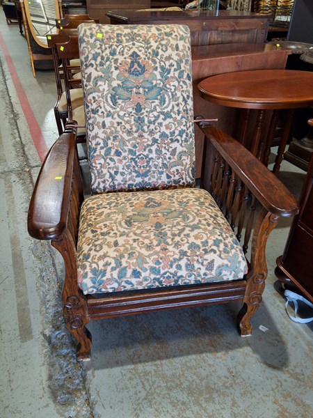 Lot 105 - MORRIS CHAIR