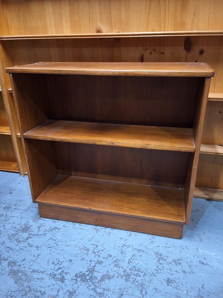 Lot 218 - BOOKSHELF
