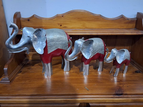 Lot 205 - ORNAMENTS