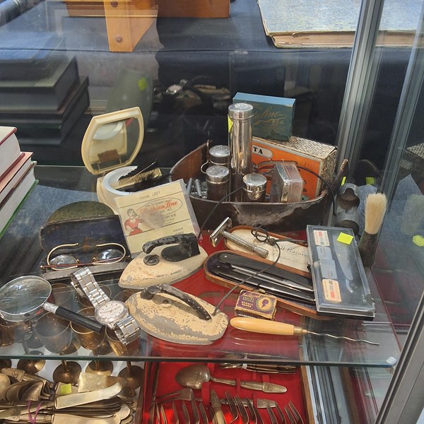 Lot 1178 - GROOMING COLLECTABLES