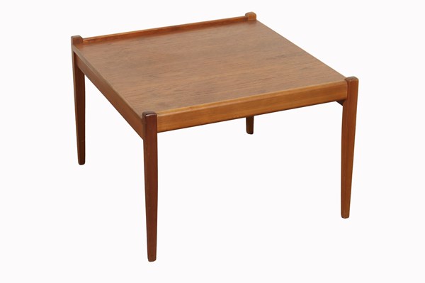 Lot 124 - LAMP TABLE