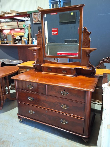 Lot 5 - DUCHESS DRESSING CHEST