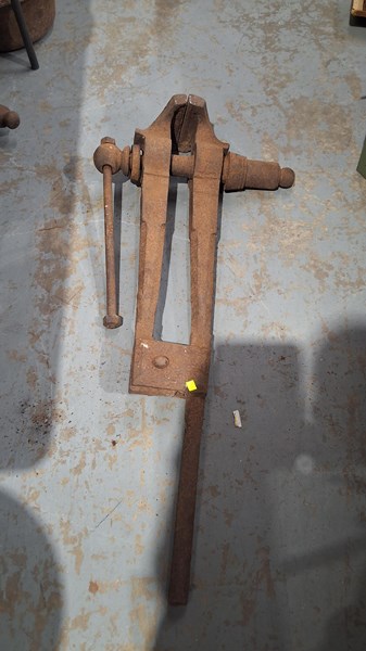 Lot 562 - POST VICE