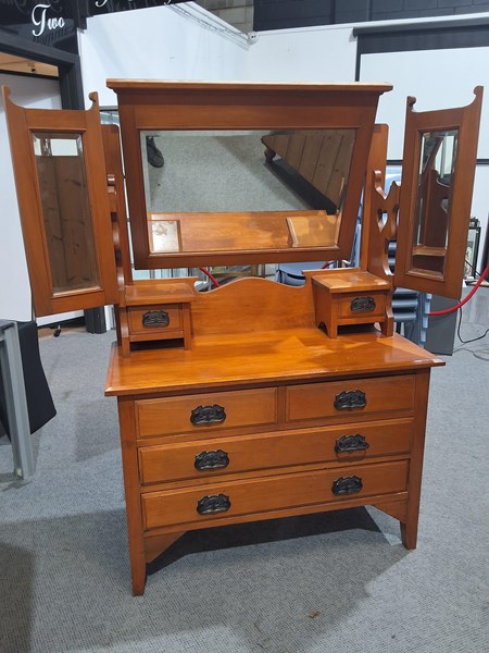 Lot 171 - DRESSING TABLE