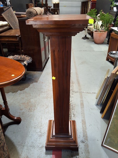 Lot 448 - PEDESTAL