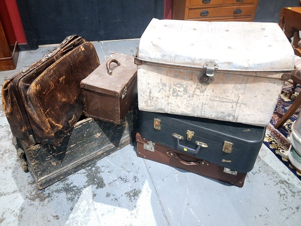 Lot 501 - RUSTIC LUGGAGE LOT
