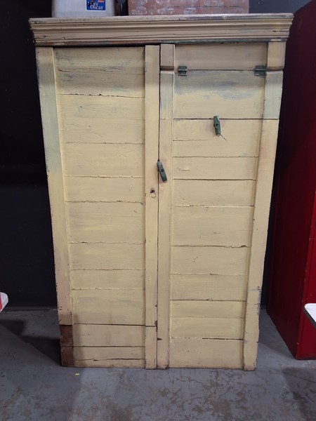Lot 536 - CUPBOARD