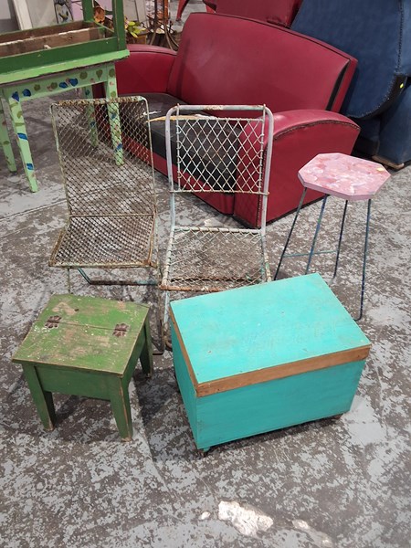 Lot 563 - FURNITURE LOT