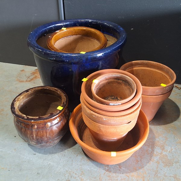 Lot 386 - LOT OF PLANT POTS