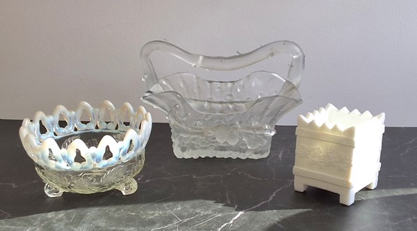Lot 1121 - DECORATIVE GLASS