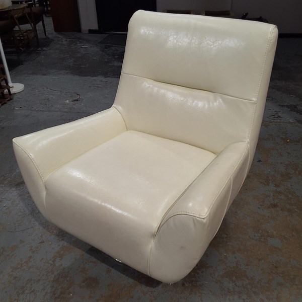 Lot 207 - LOUNGE CHAIR