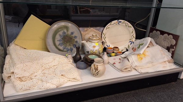 Lot 1320 - STUDIO POTTERY & TABLE LINENS
