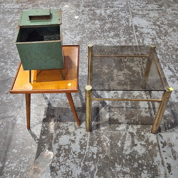 Lot 209 - TABLES