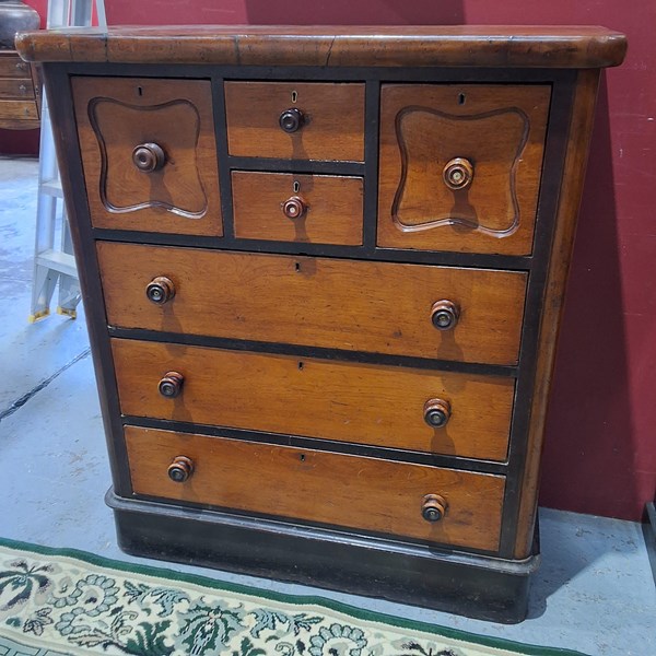 Lot 69 - CHEST OF DRAWERS