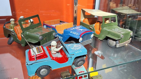 Lot 1421 - MILITARY TINPLATE TOYS