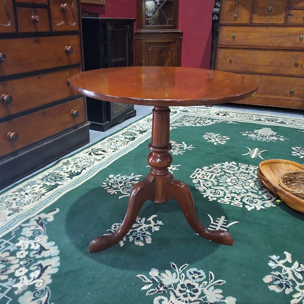Lot 22 - OCCASIONAL TABLE