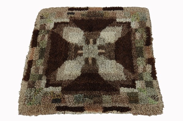 Lot 9 - SHAG PILE RUG