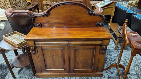 Lot 25 - CHIFFONIER