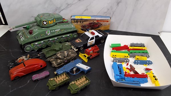 Lot 1401 - TOY CARS