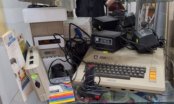 Lot 1410 - ATARI COMPUTER