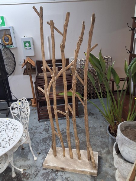 Lot 14 - COAT RACK