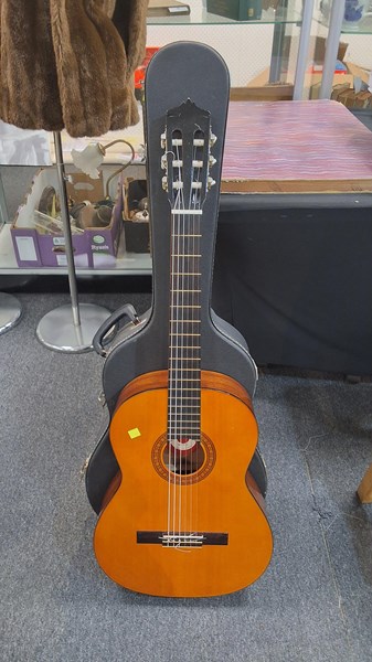 Lot 1348 - GUITAR
